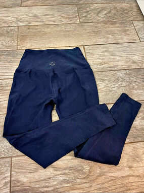Beyond Yoga 25” inseam high rise with pockets leggings navy blue